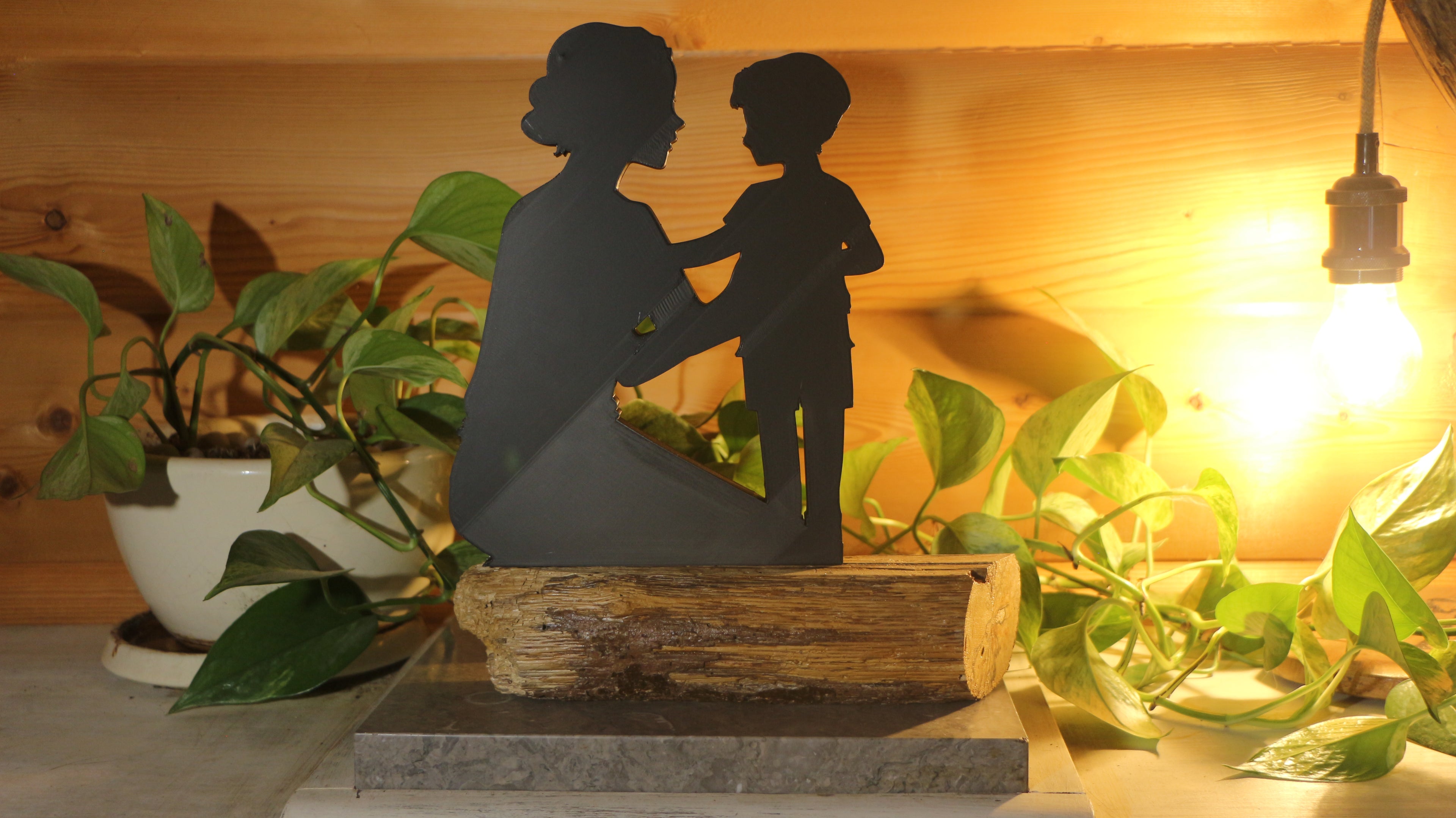 Statue Maman et fils Imprimée en 3D et bois flotté