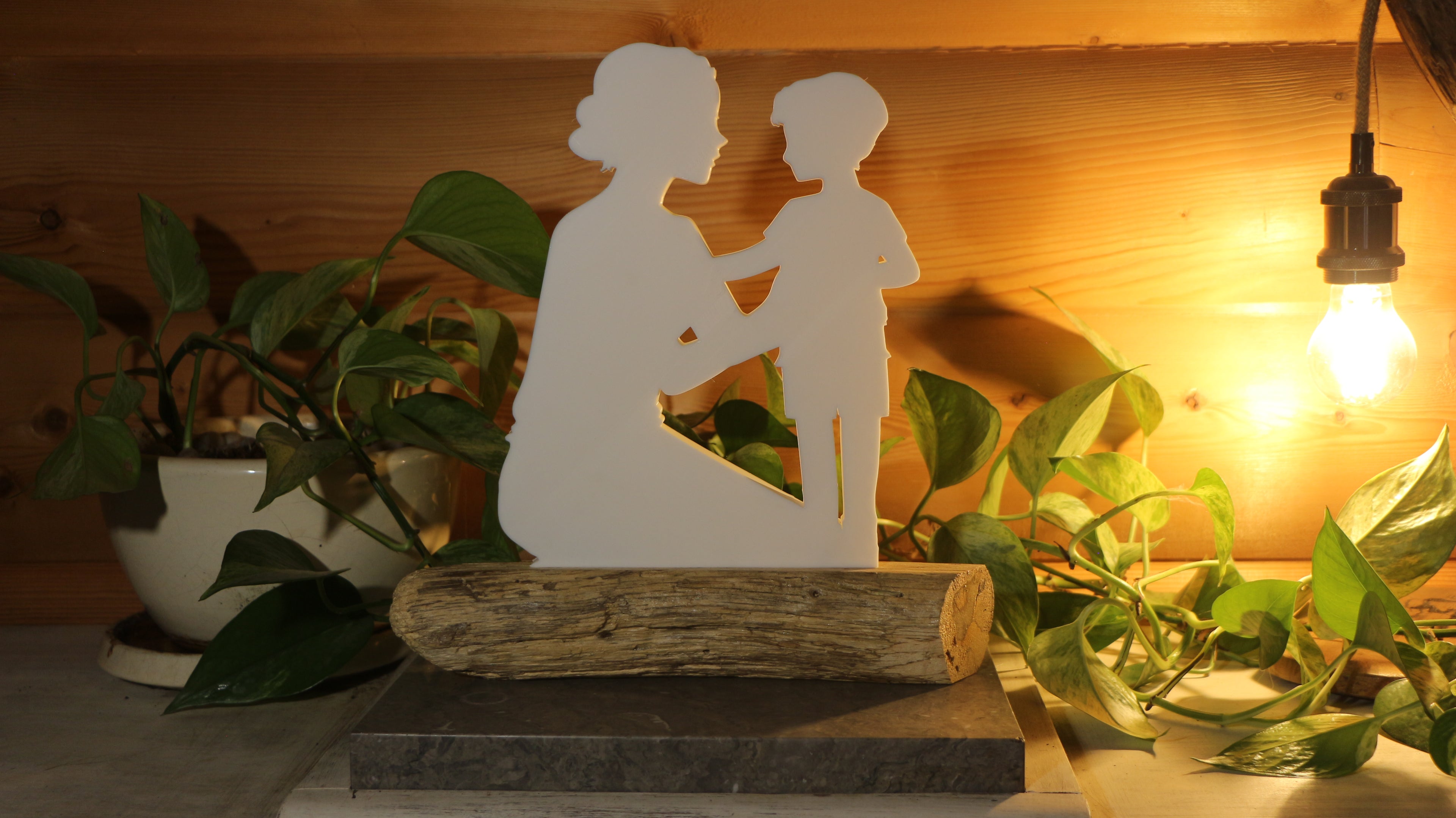Statue Maman et fils Imprimée en 3D et bois flotté