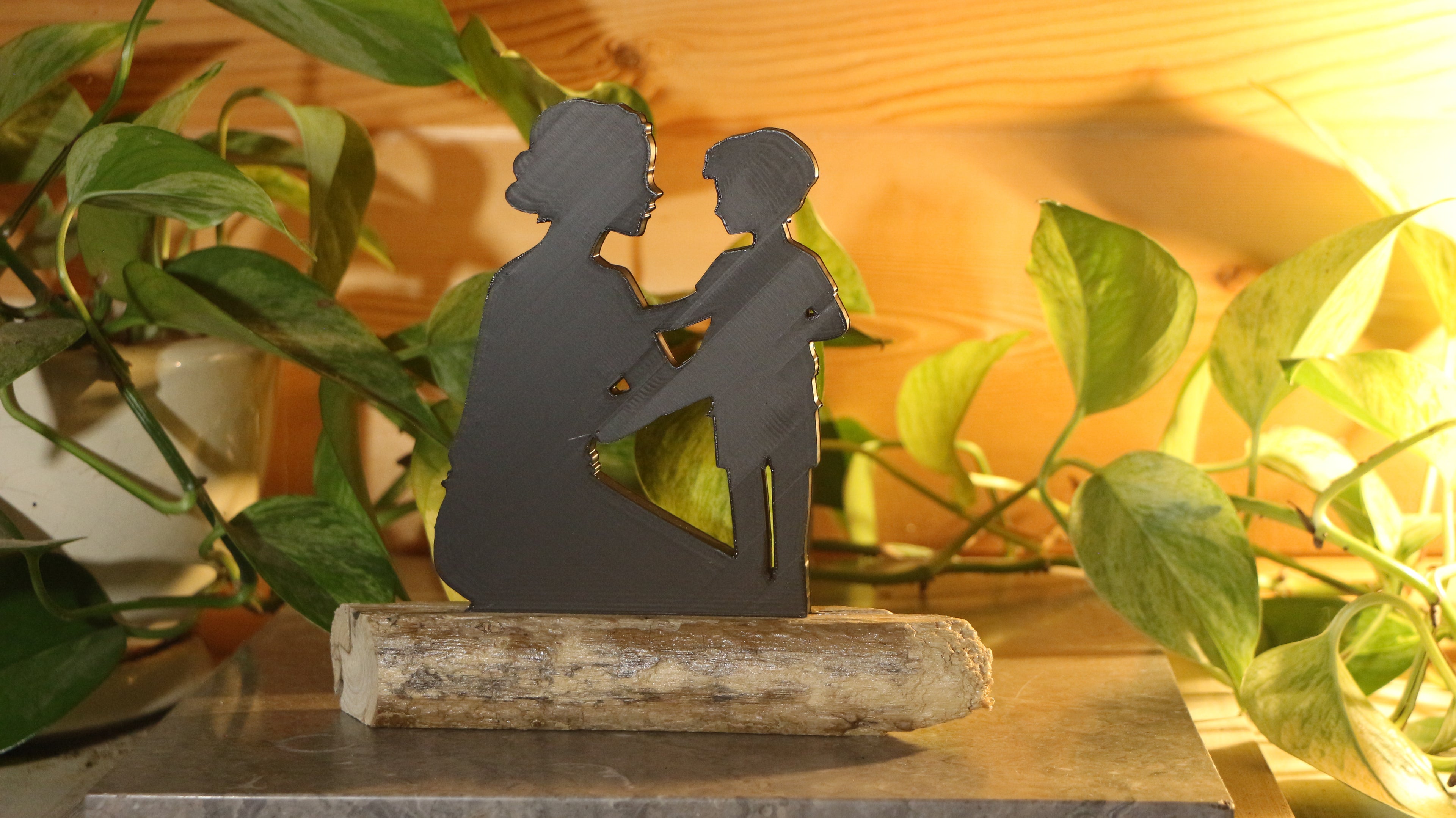 Statue Maman et fils Imprimée en 3D et bois flotté