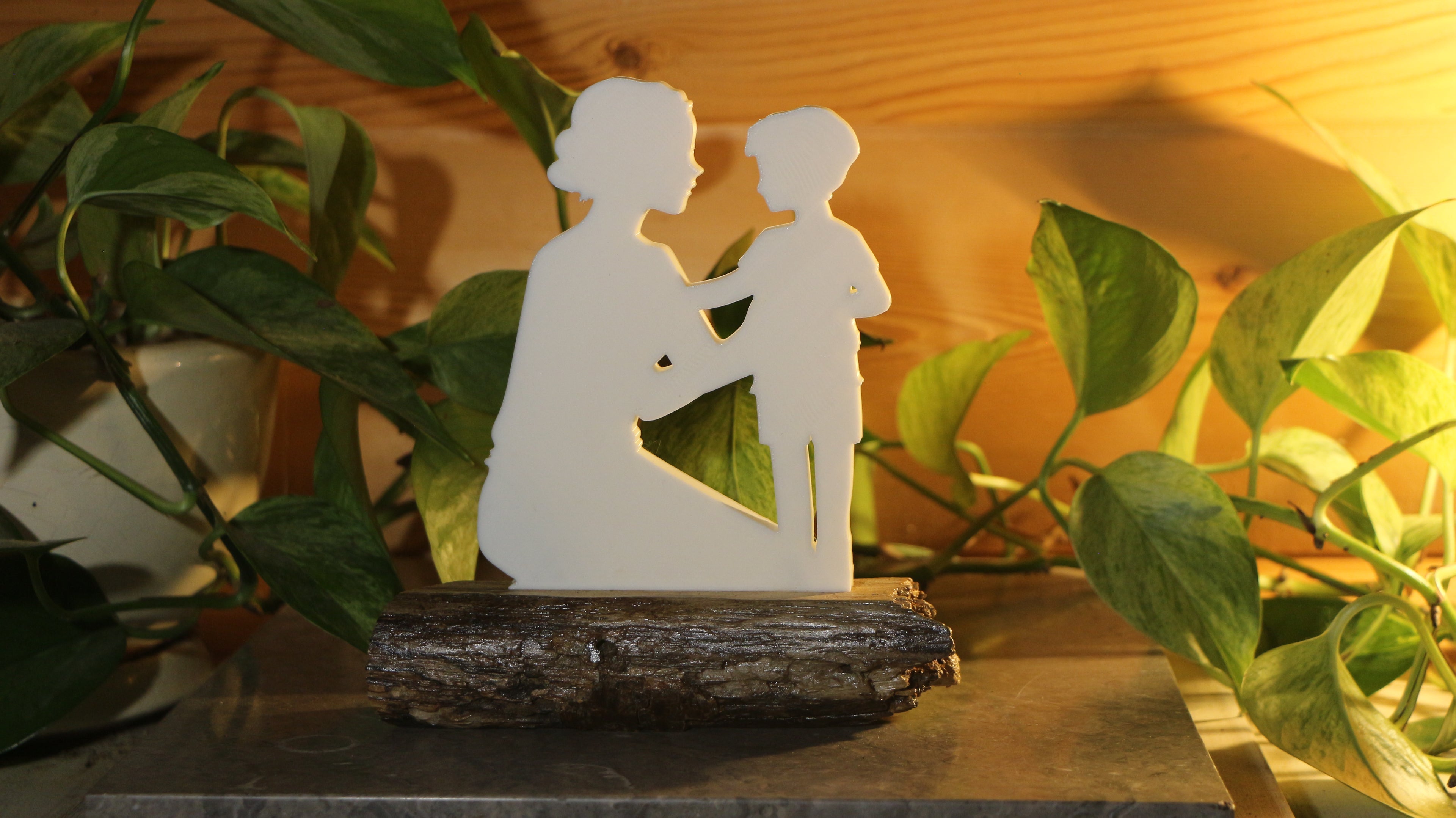 Statue Maman et fils Imprimée en 3D et bois flotté