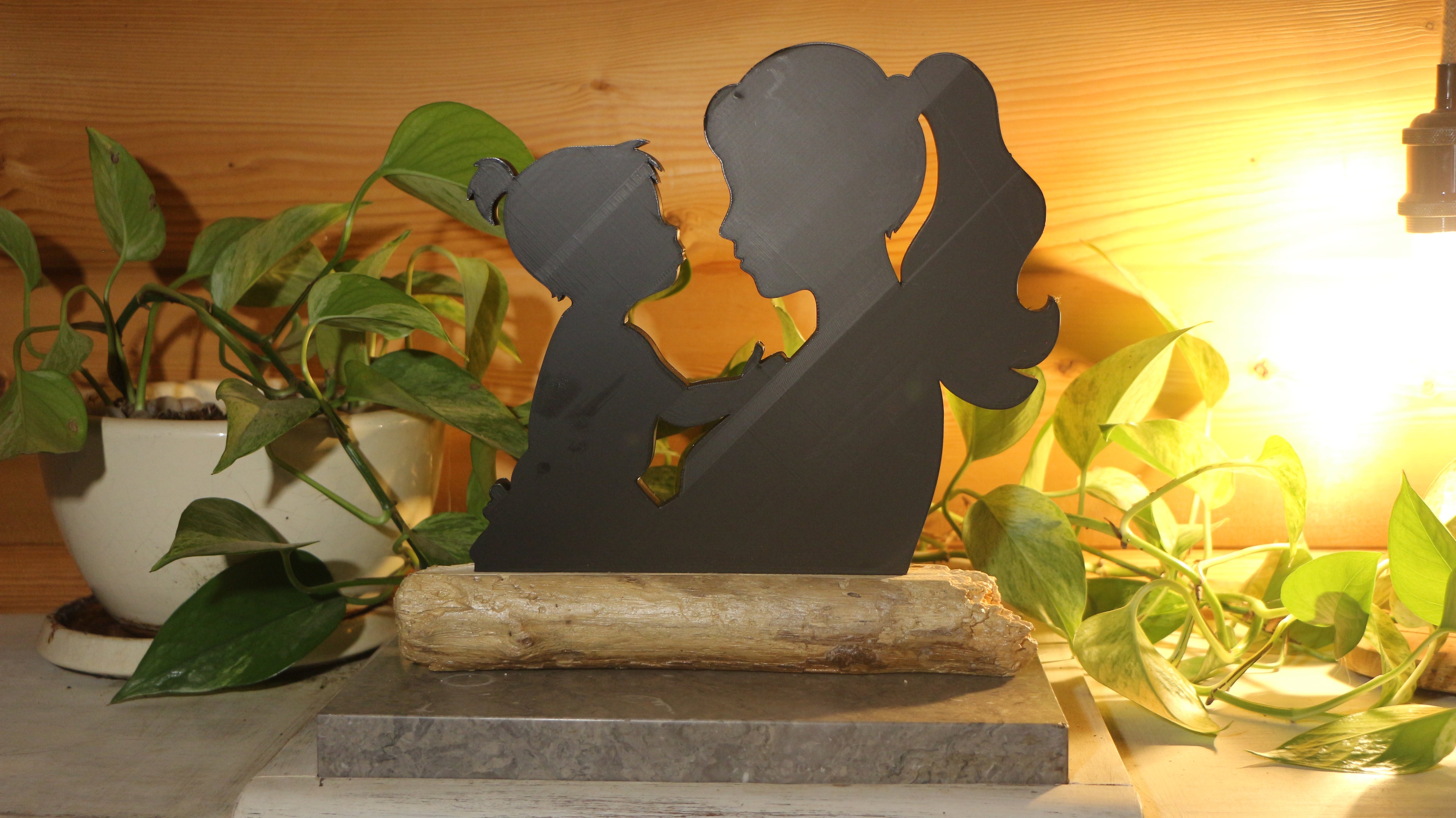 Statue Maman et Fille Imprimée en 3D et bois flotté