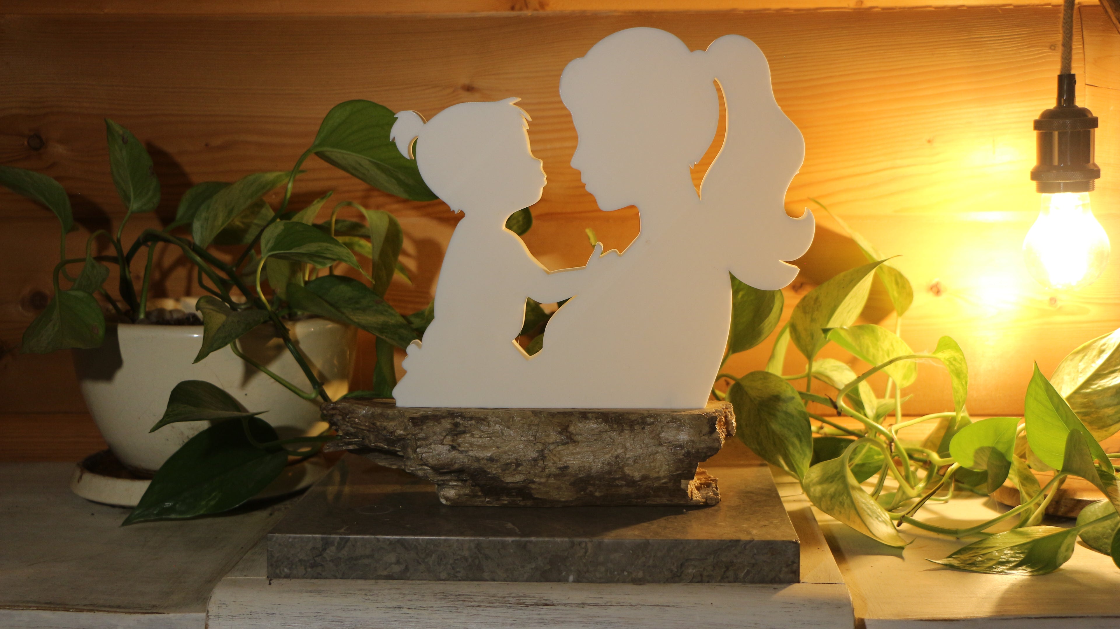 Statue Maman et Fille Imprimée en 3D et bois flotté