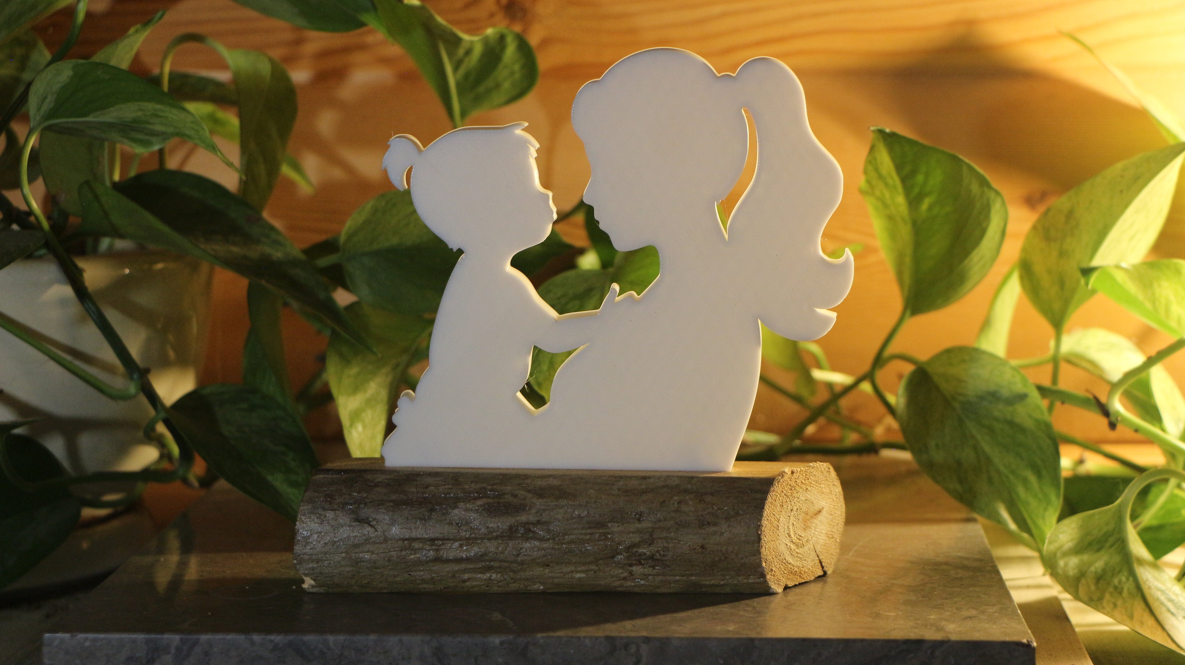 Statue Maman et Fille Imprimée en 3D et bois flotté