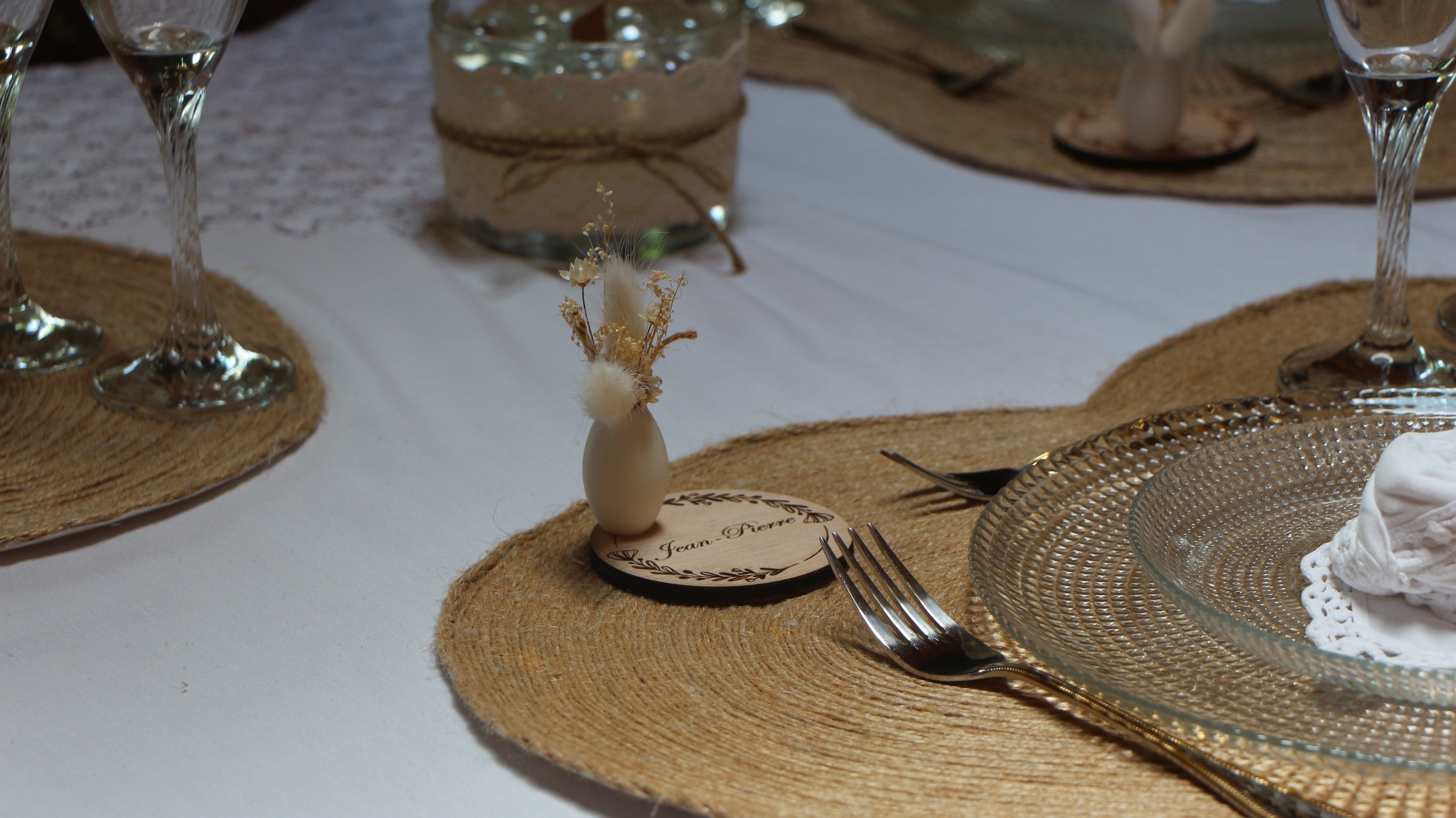 Marque-place personnalisable en bois avec pot décoratif et fleurs séchées