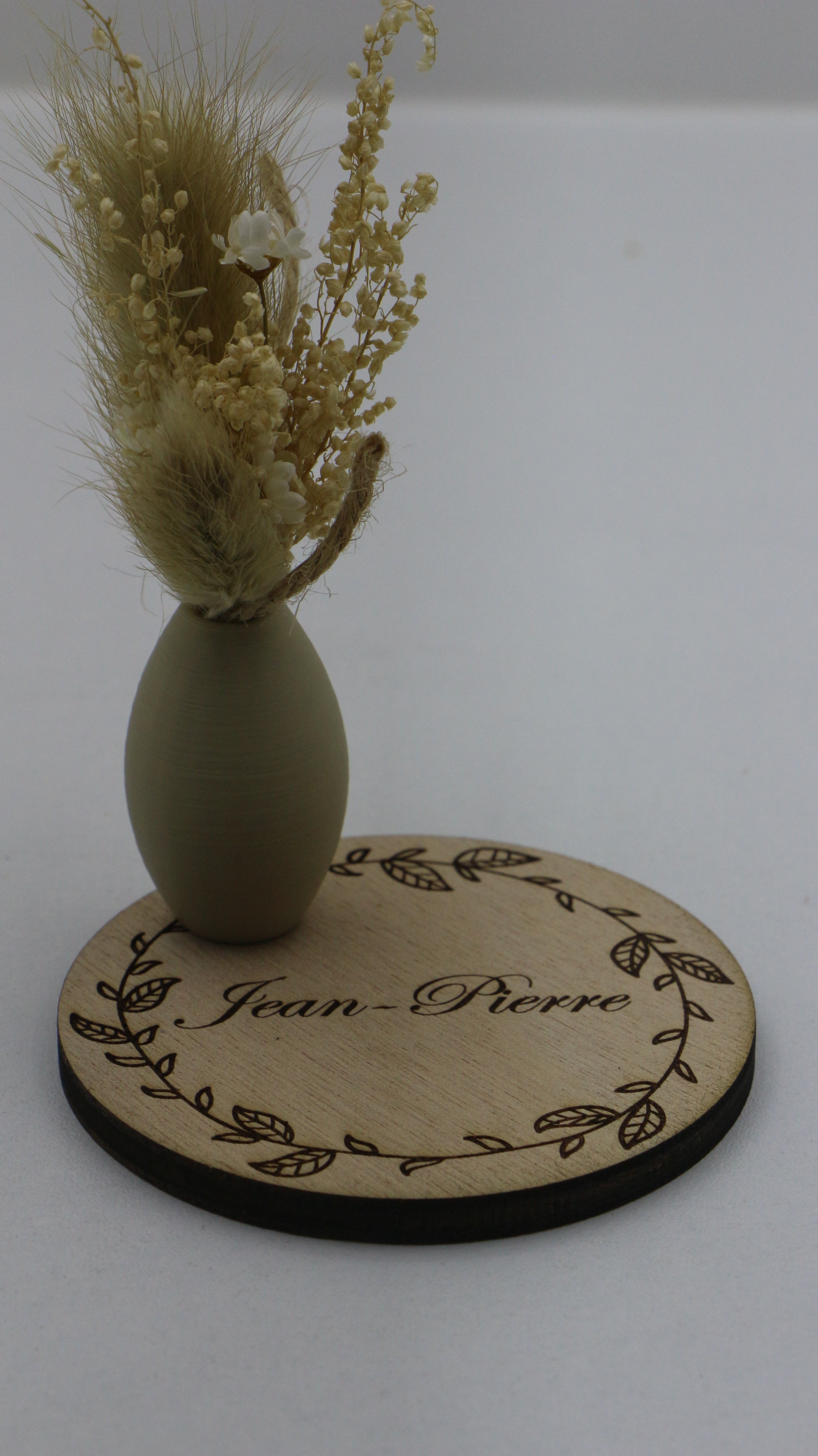 Marque-place personnalisable en bois avec pot décoratif et fleurs séchées