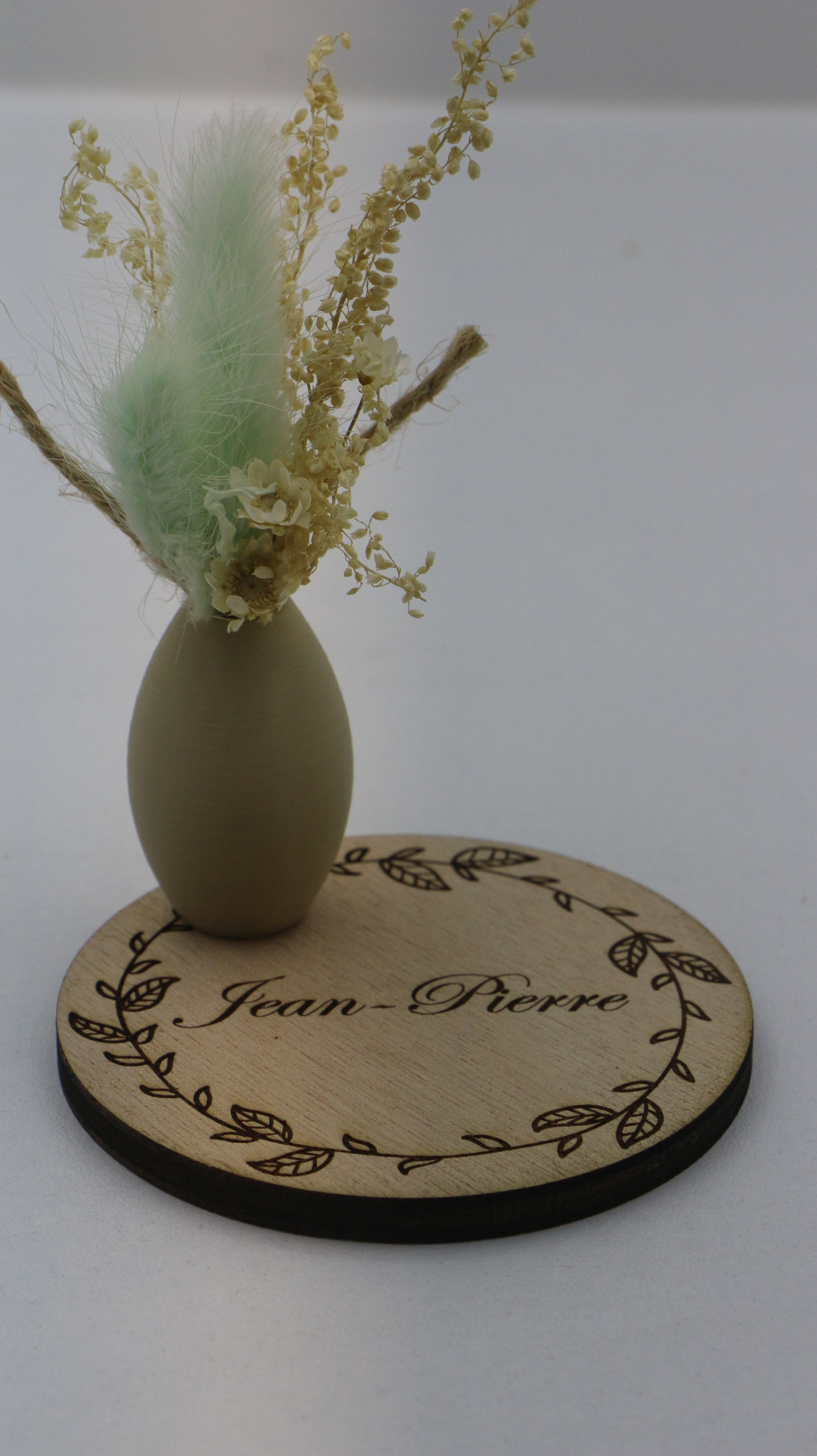 Marque-place personnalisable en bois avec pot décoratif et fleurs séchées