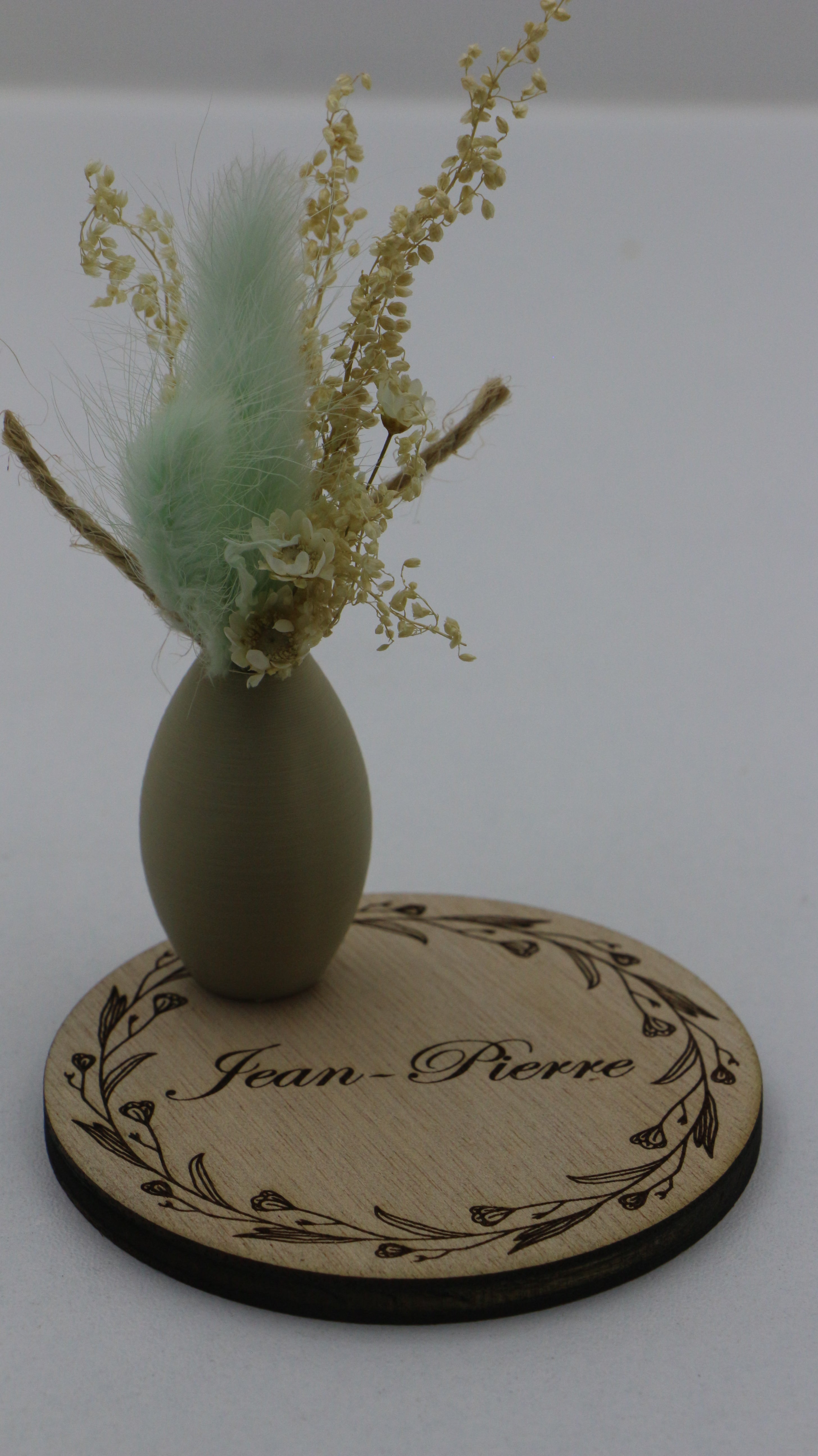 Marque-place personnalisable en bois avec pot décoratif et fleurs séchées