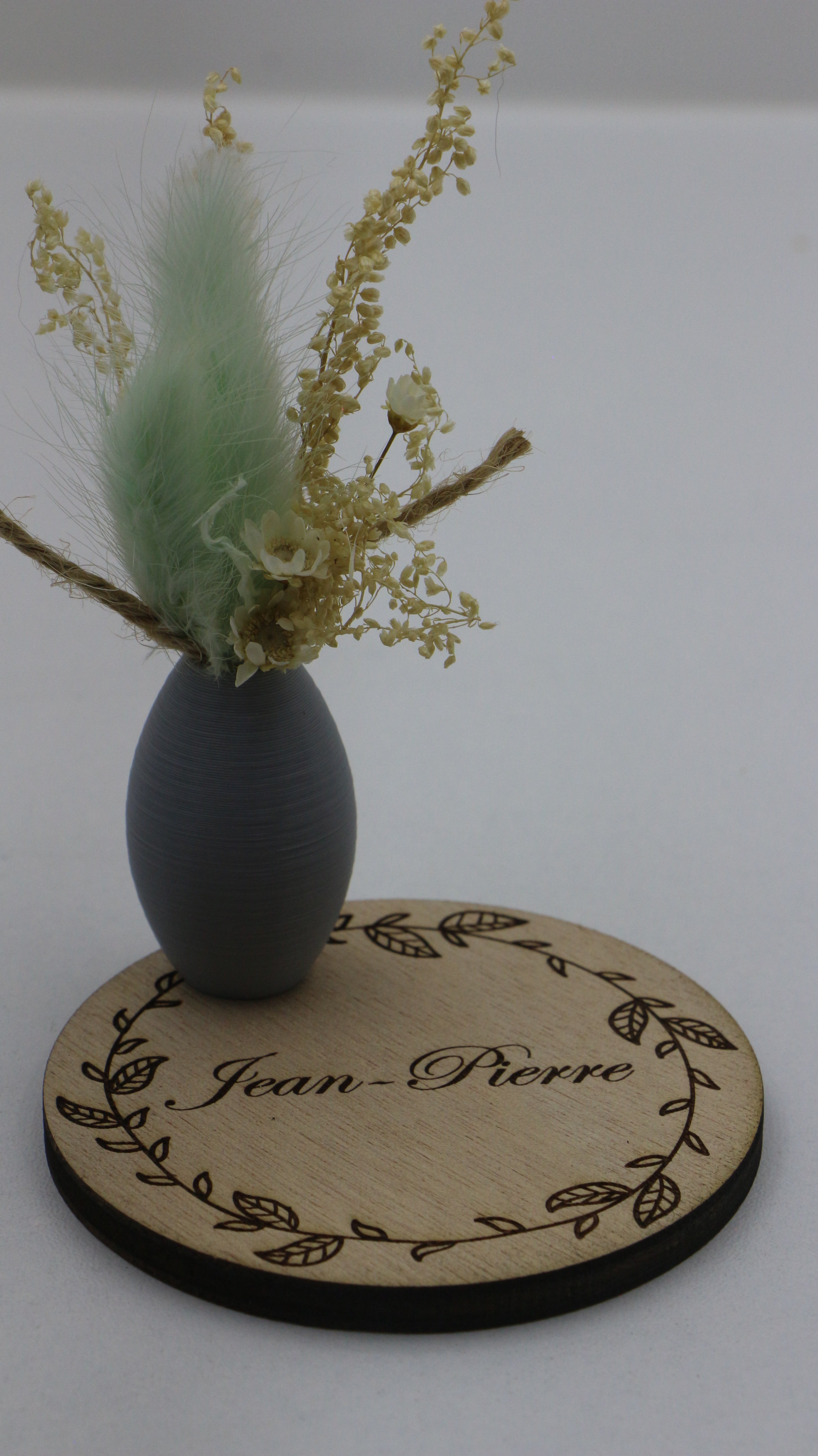 Marque-place personnalisable en bois avec pot décoratif et fleurs séchées