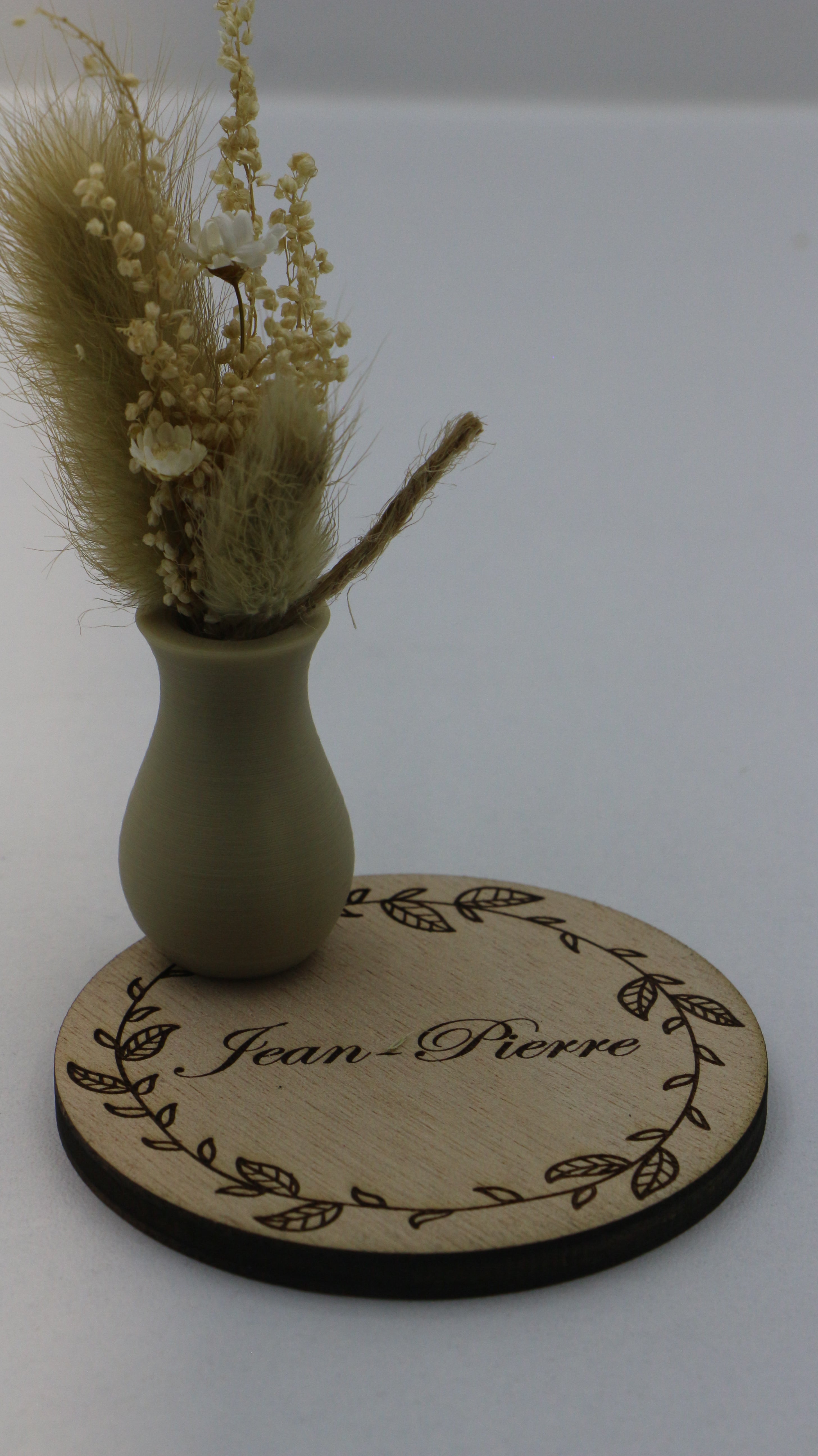 Marque-place personnalisable en bois avec pot décoratif et fleurs séchées