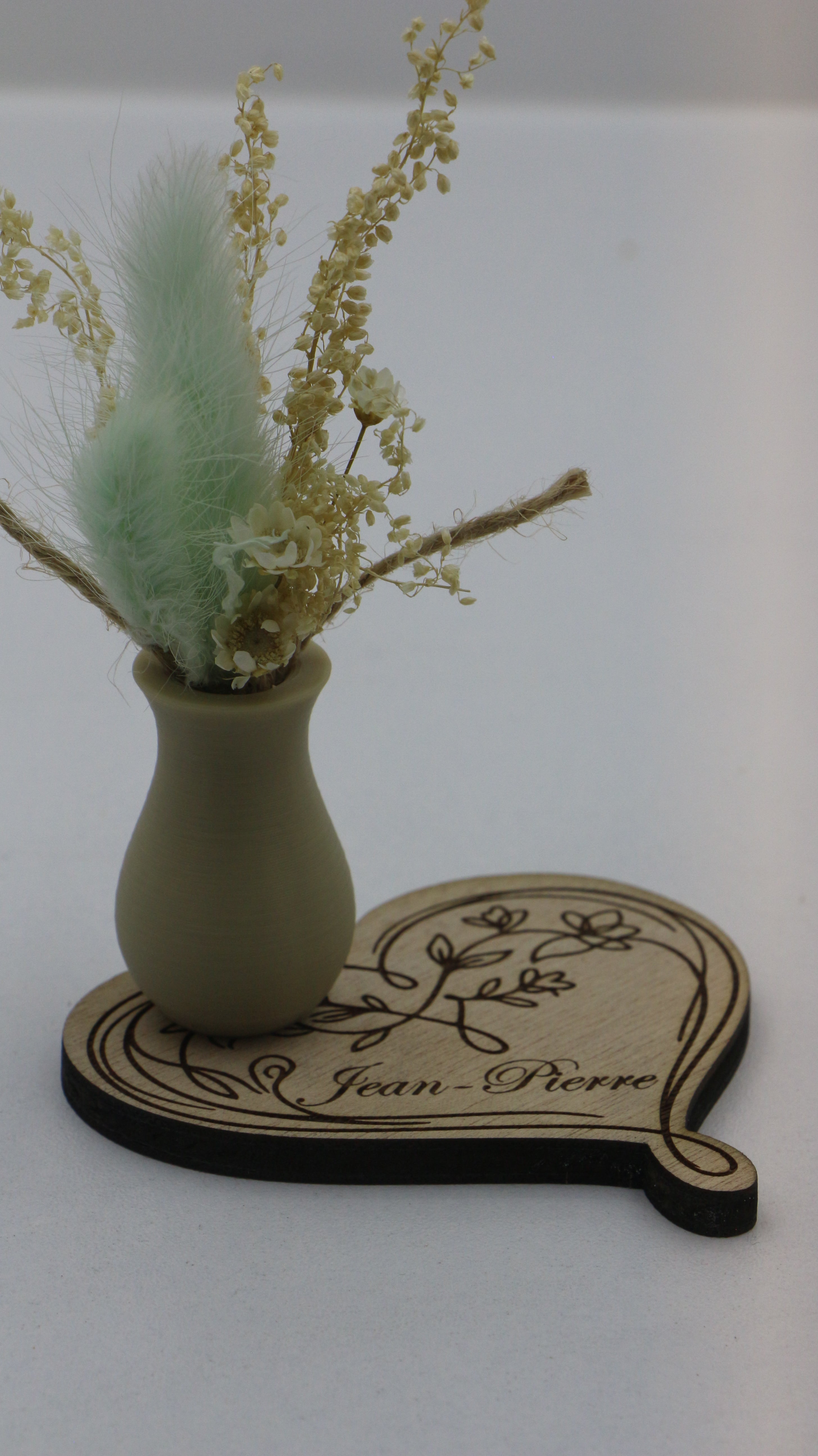 Marque-place personnalisable en bois avec pot décoratif et fleurs séchées