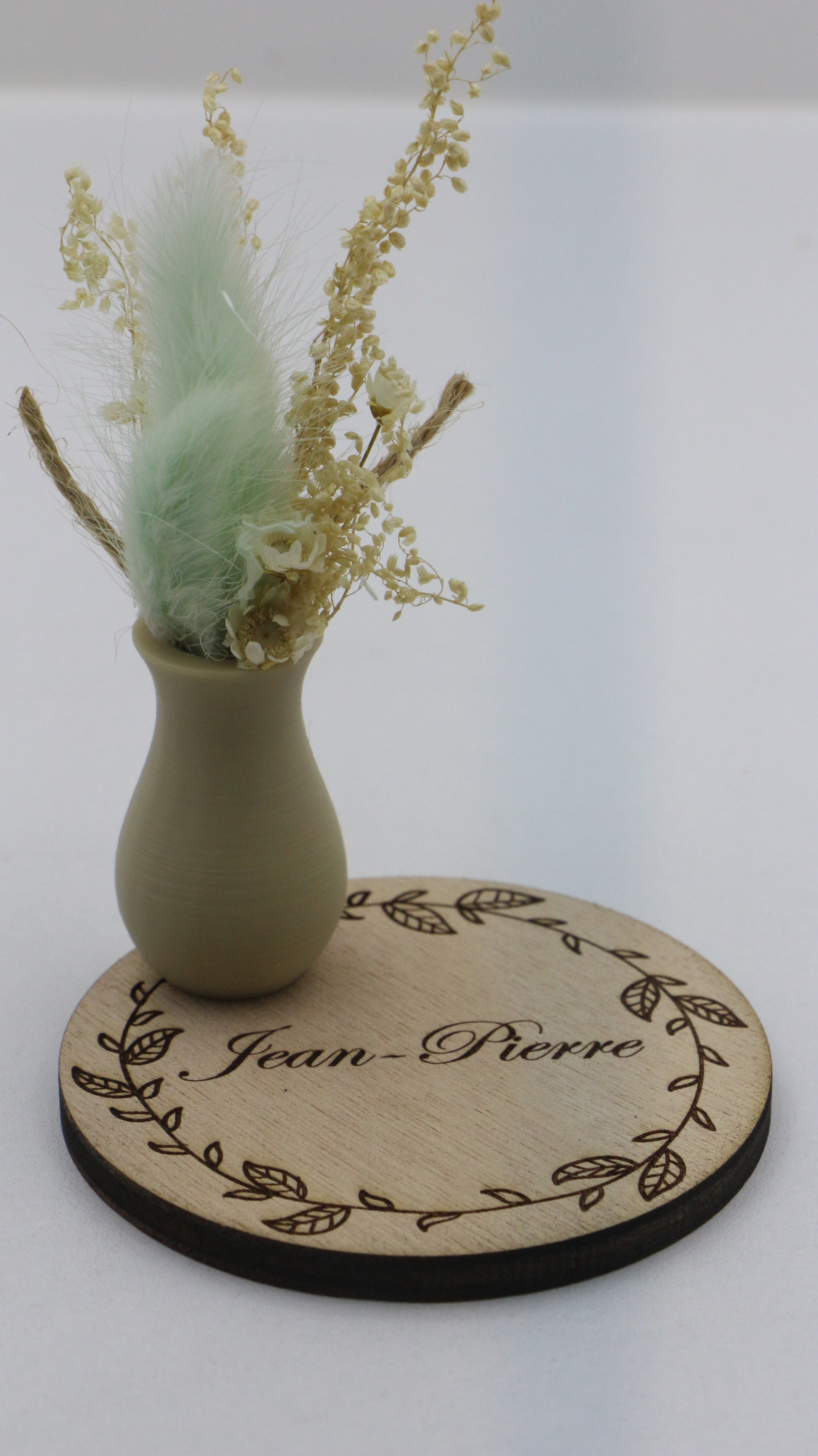 Marque-place personnalisable en bois avec pot décoratif et fleurs séchées