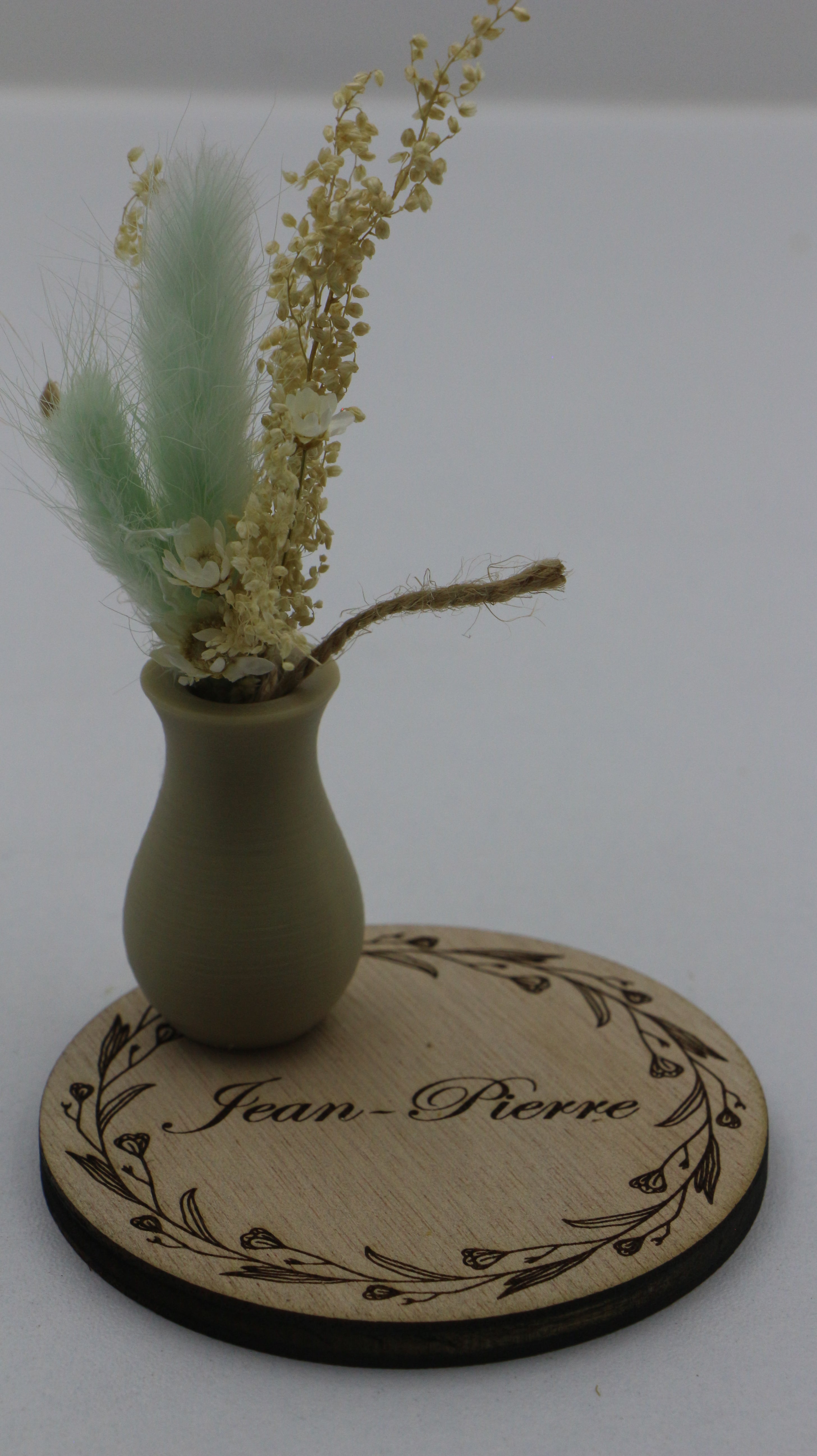 Marque-place personnalisable en bois avec pot décoratif et fleurs séchées