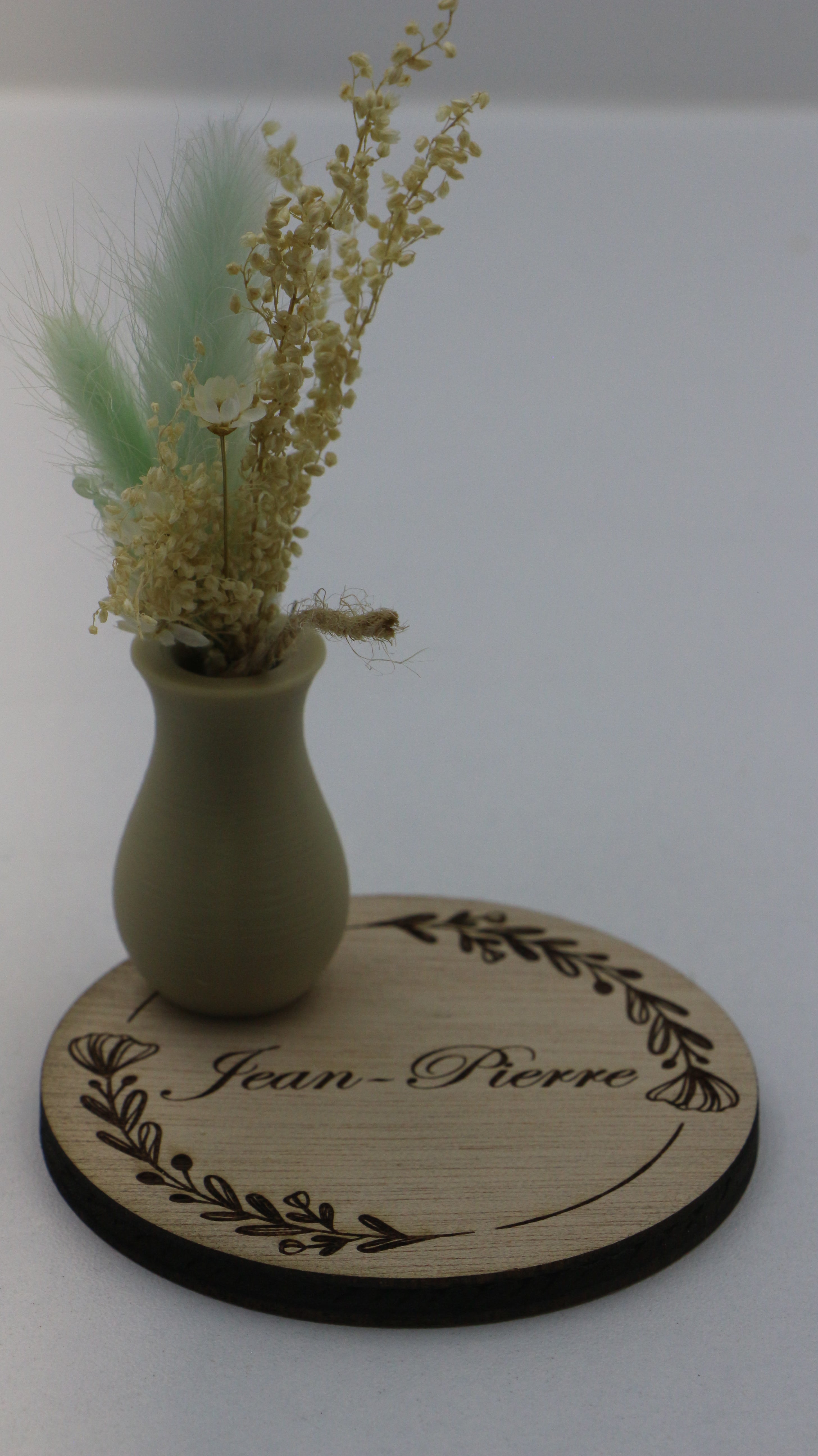 Marque-place personnalisable en bois avec pot décoratif et fleurs séchées