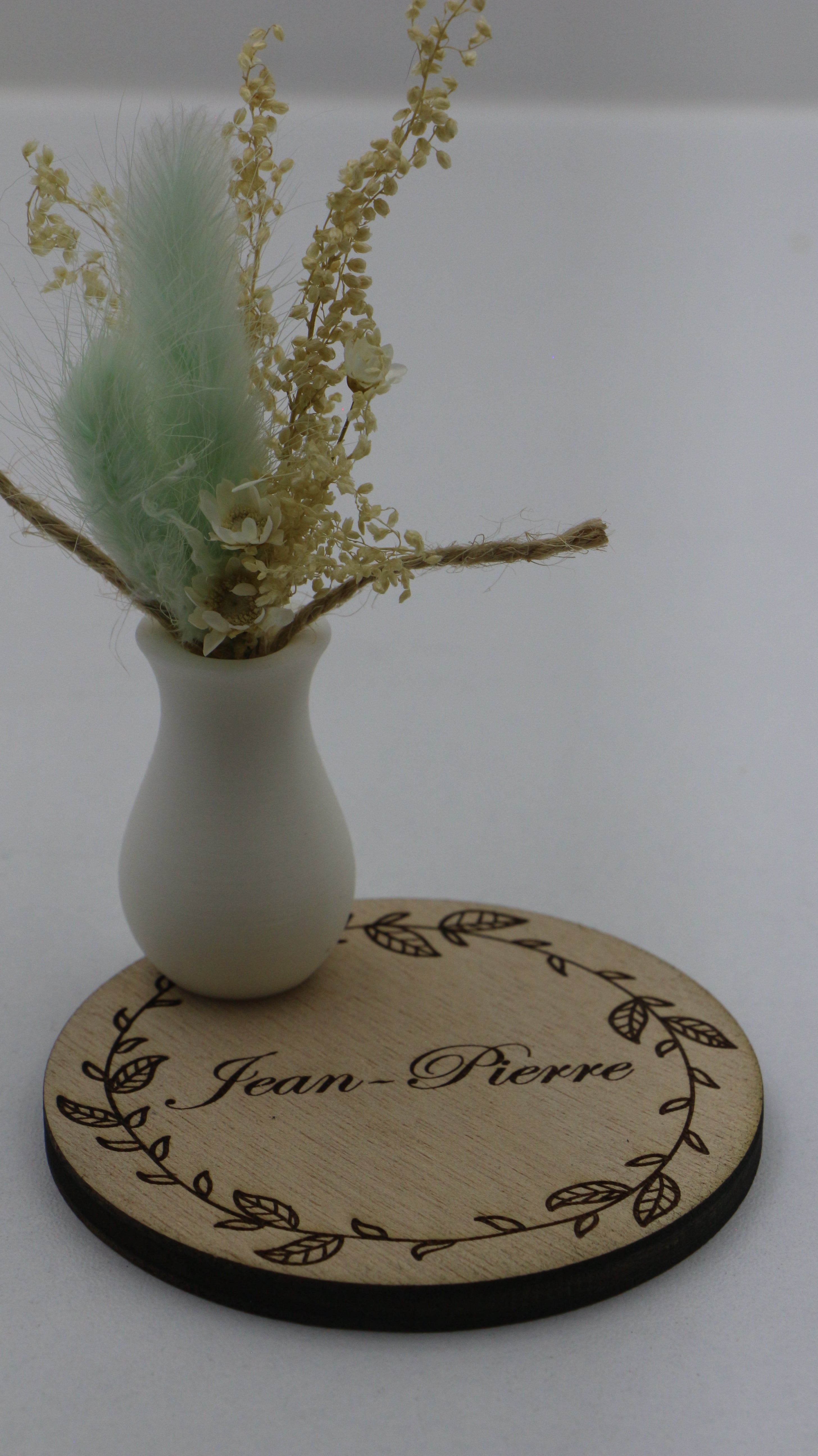 Marque-place personnalisable en bois avec pot décoratif et fleurs séchées