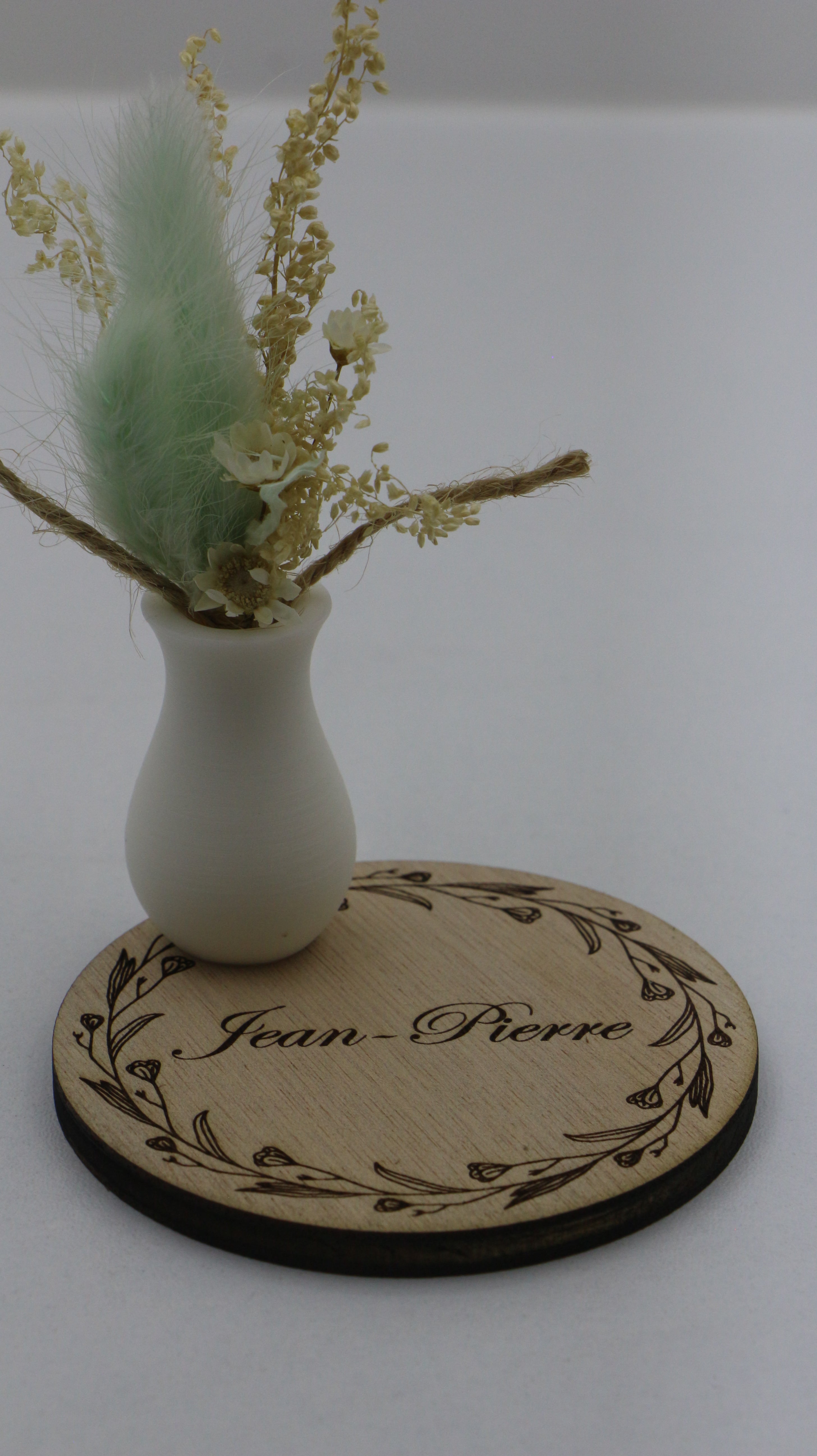 Marque-place personnalisable en bois avec pot décoratif et fleurs séchées